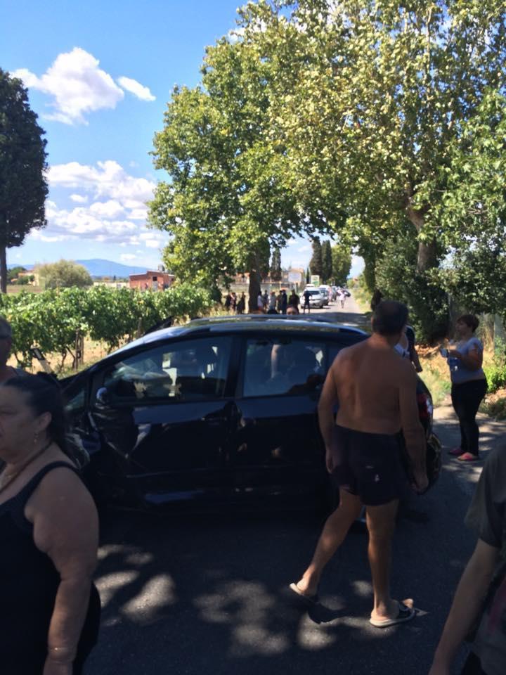 L'auto finita contro un albero a San Pierino