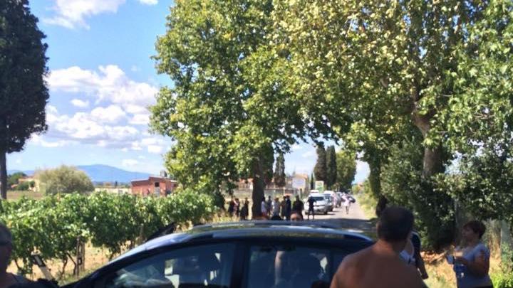 L'auto finita contro un albero a San Pierino