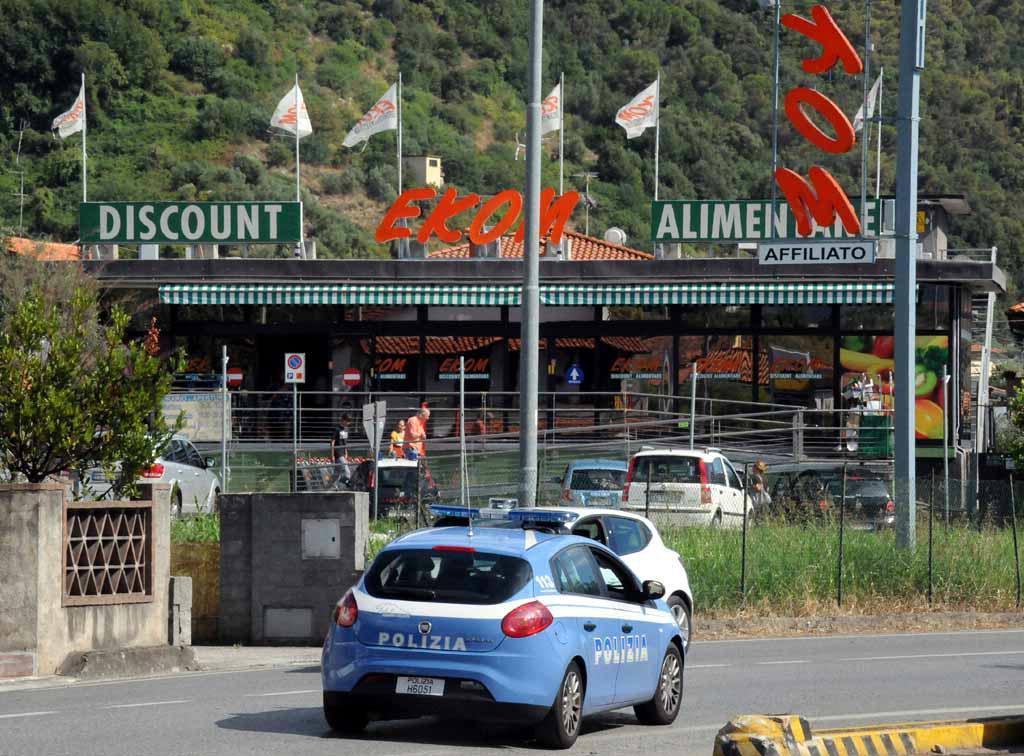 Rapina all'Ekom con la pistola, il terrore dei clienti