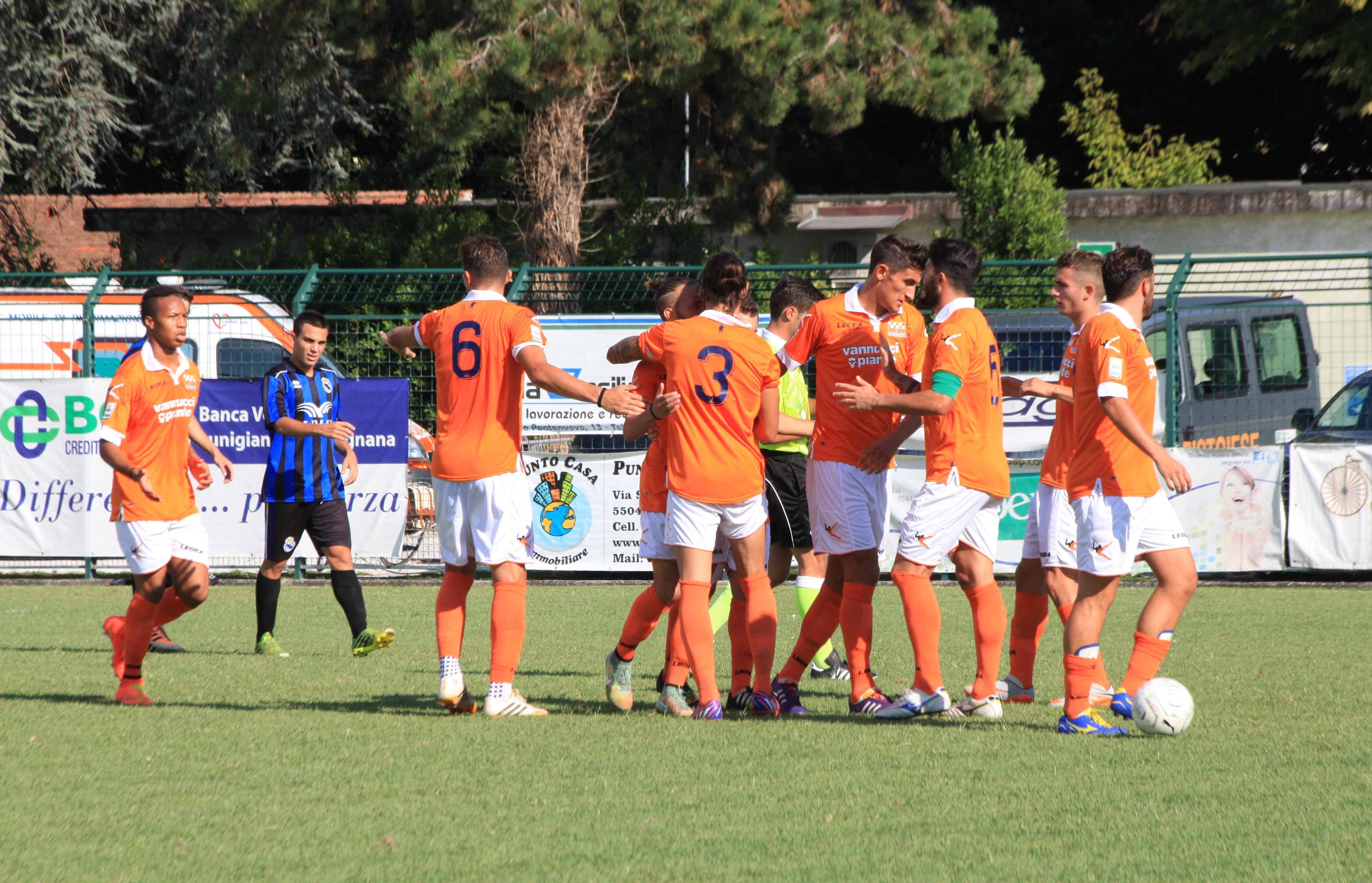 I festeggiamenti dopo il gol del momentaneo vantaggio della Pistoiese