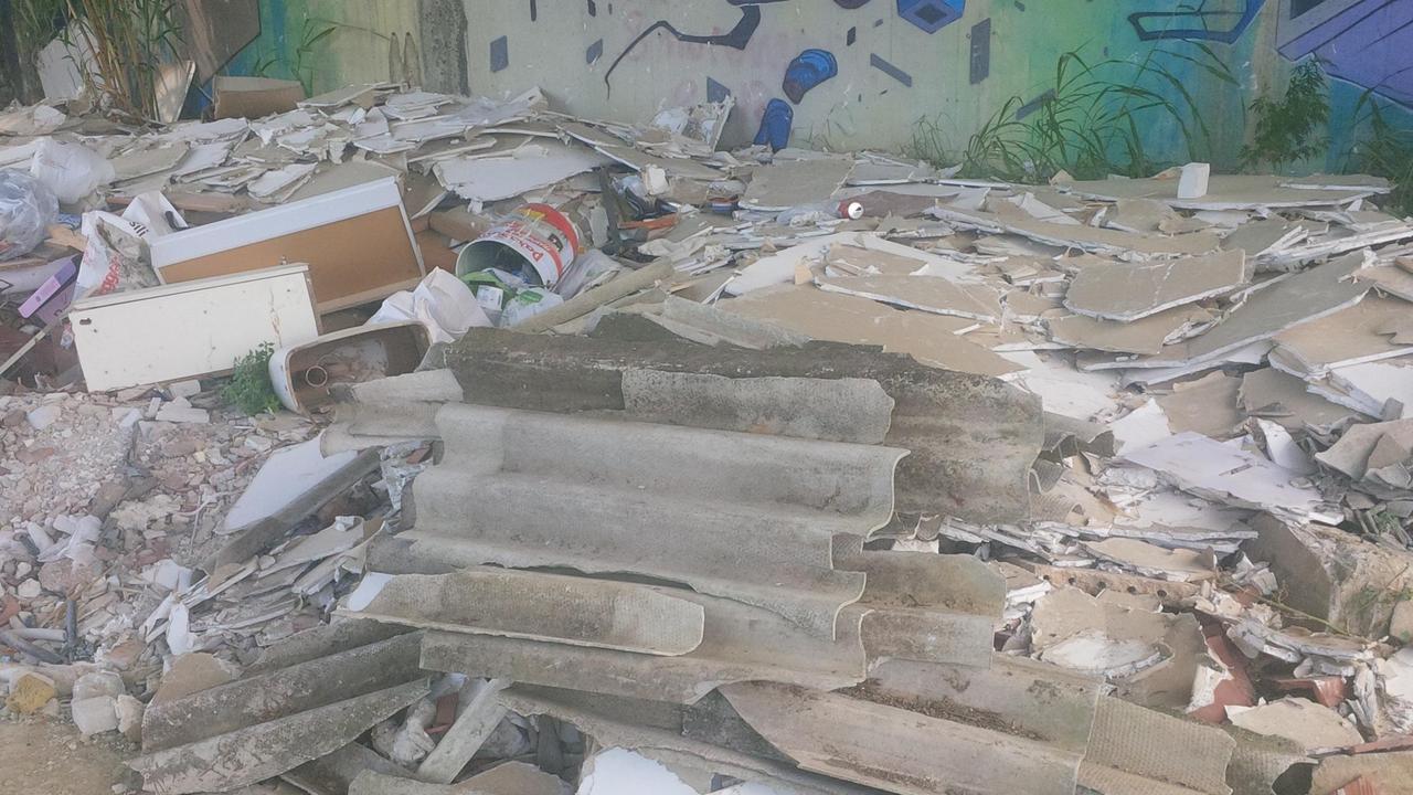 Pezzi di eternit abbandonati sotto il ponte di San Pierino