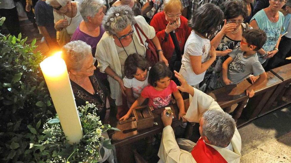 Il rito dell’unzione dei bambini nella chiesa di San Bartolomeo (foto Gori)