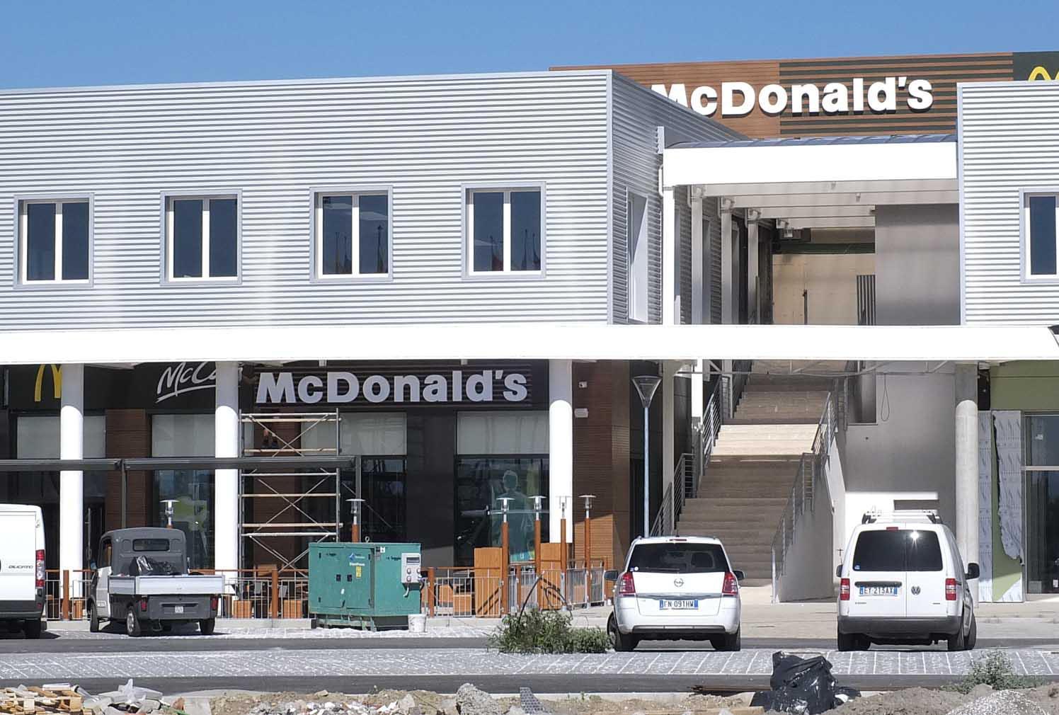 Lavori quasi ultimati ai Navicelli per l'apertura di McDonald's