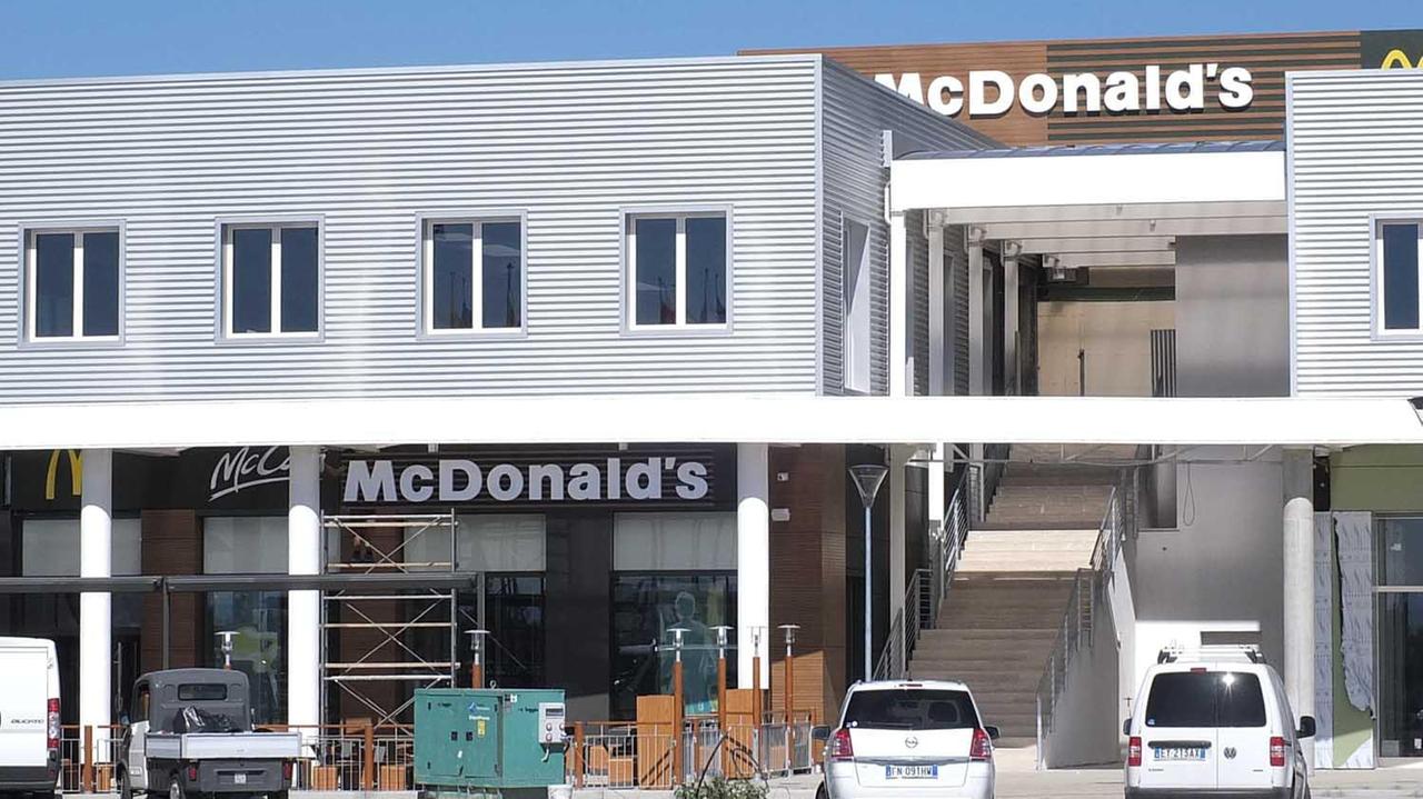 Lavori quasi ultimati ai Navicelli per l'apertura di McDonald's