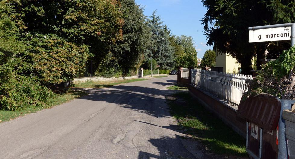 S. Possidonio, sorprende i ladri in casa: la trascinano lungo le scale 