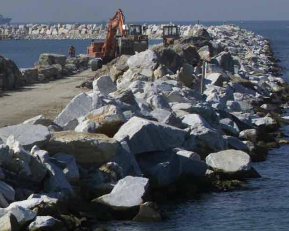 La massicciata frrangiflutti lungo il perimetro della vasca di colmata del porto di Livorno