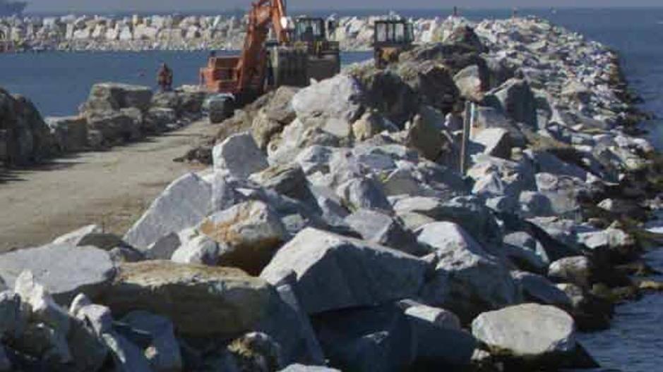 La massicciata frrangiflutti lungo il perimetro della vasca di colmata del porto di Livorno