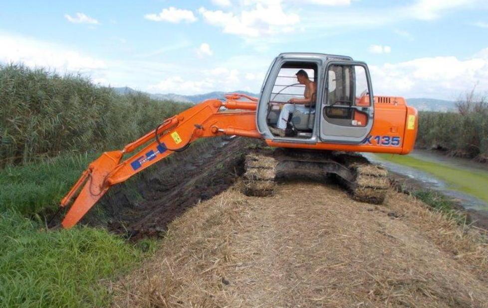 Escavatori in azione nel Padule di Fucecchio 
