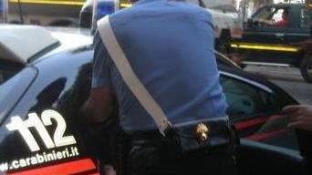 Filmata mentre ruba i soldi dalla cassa del bar