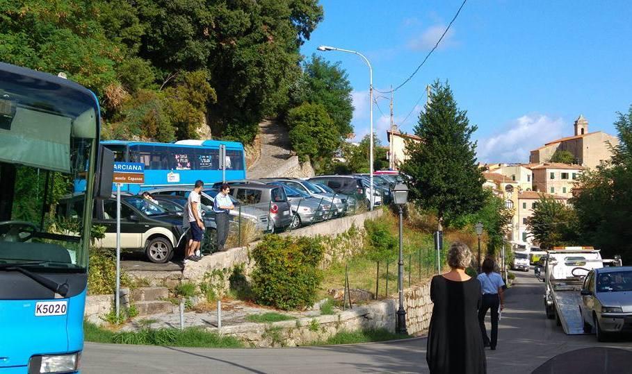 Sosta selvaggia, bus bloccati due ore a Poggio