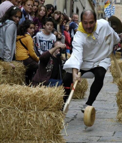 Palio dei Caci e Tiro del Cero giornata di eventi a Volterra 
