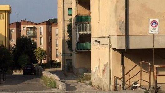 Strada troppo stretta per i pompieri