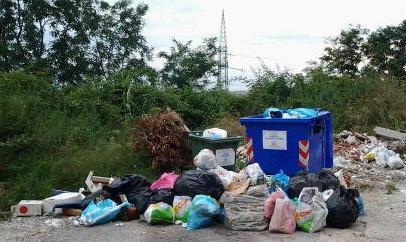Discarica a cielo aperto nel cuore di Capriglia 