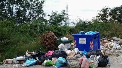 Discarica a cielo aperto nel cuore di Capriglia
