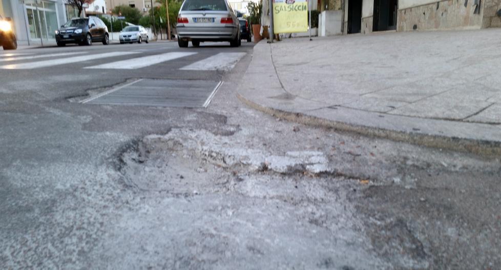Ancora un marciapiede trappola per i pedoni portatori di handicap in viale Aldo Moro