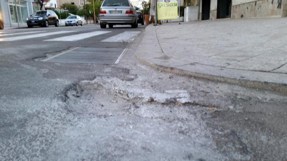 Ancora un marciapiede trappola per i pedoni portatori di handicap in viale Aldo Moro