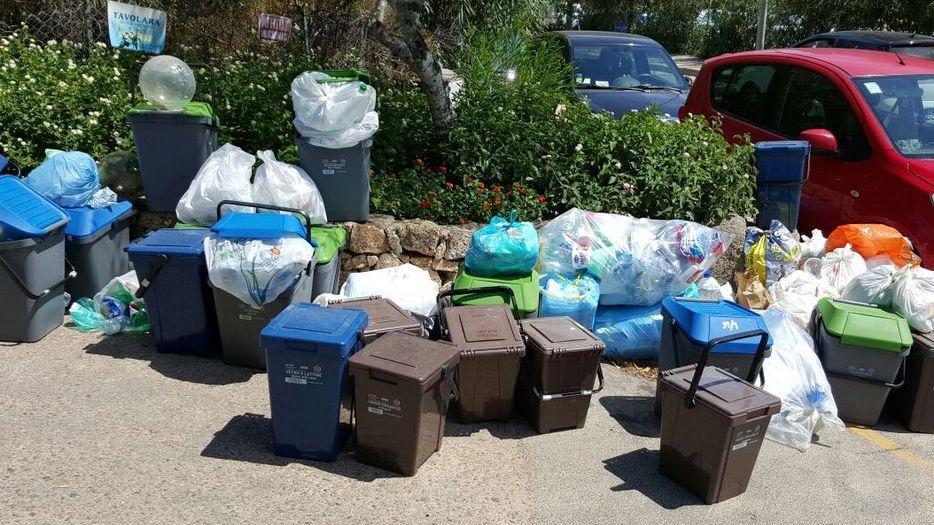 Differenziata in tilt, c’è una discarica anche per i mastelli