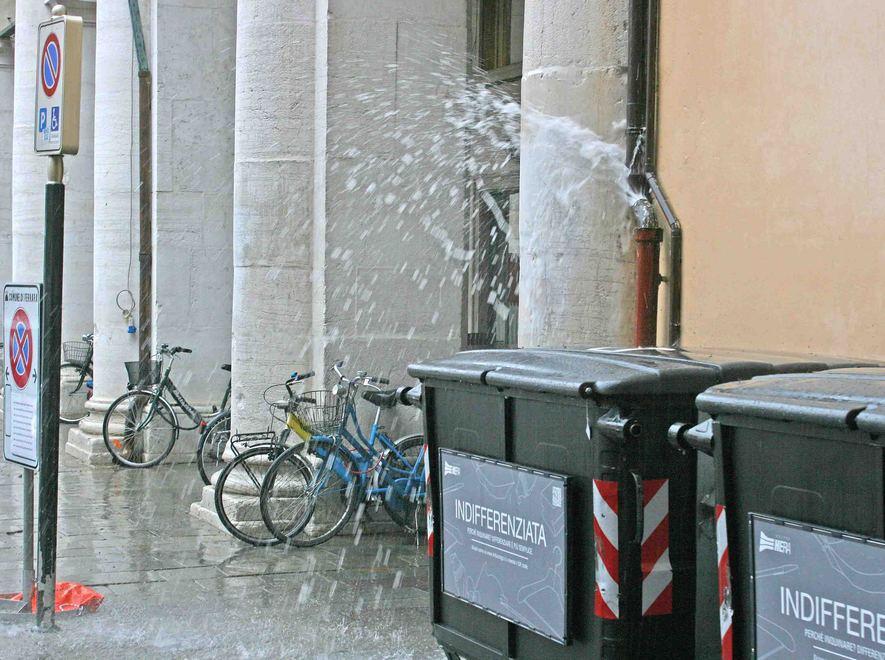 La grondaia rotta si trasforma in una fontanella