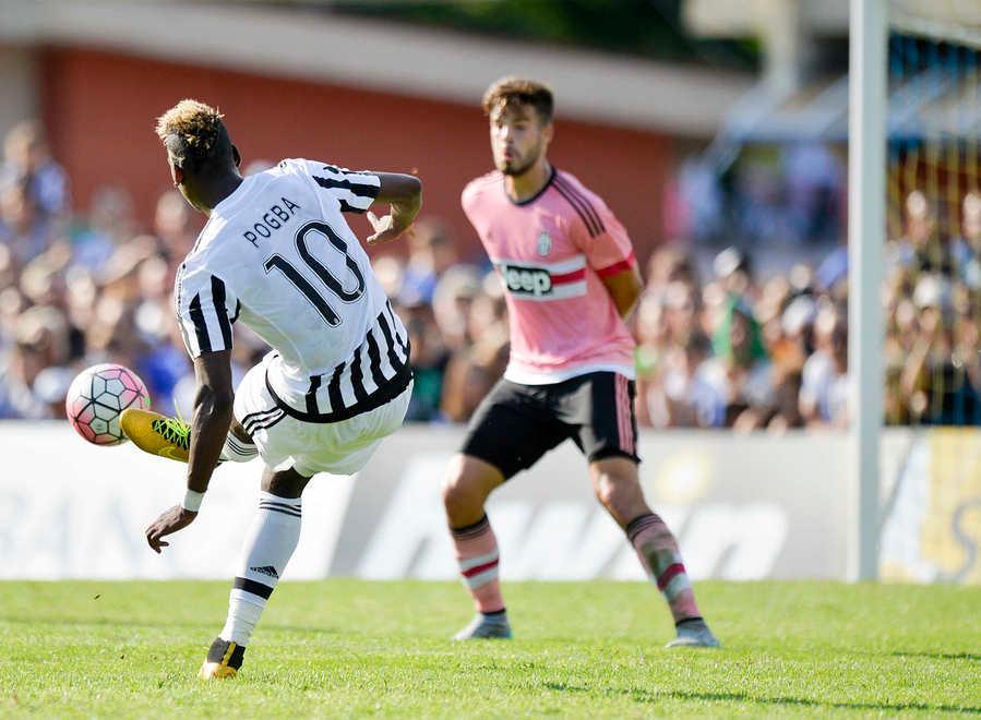 Juve, la firma di Pogba sulla festa a Villar Perosa 