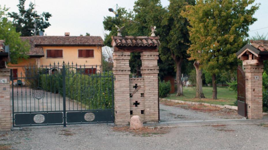 Travolto dal furgone che riparava