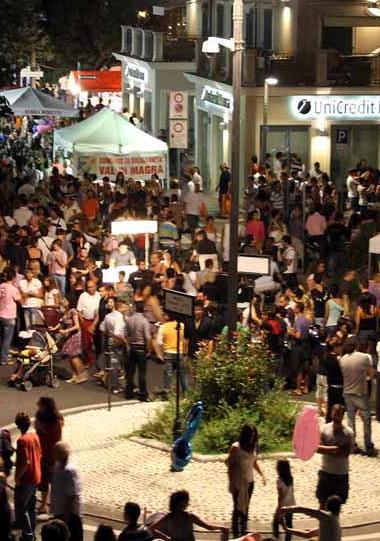 Tris di notte bianca a Marina di Massa con i fuochi e il ritmo Bluebeaters 