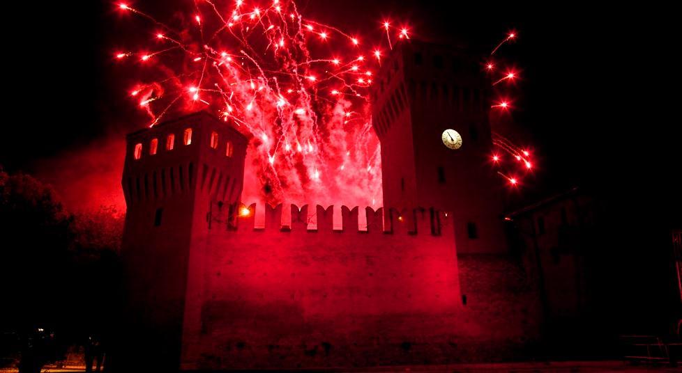 Rivive il tempo del Medioevo tra mercati, disfide e fuochi 