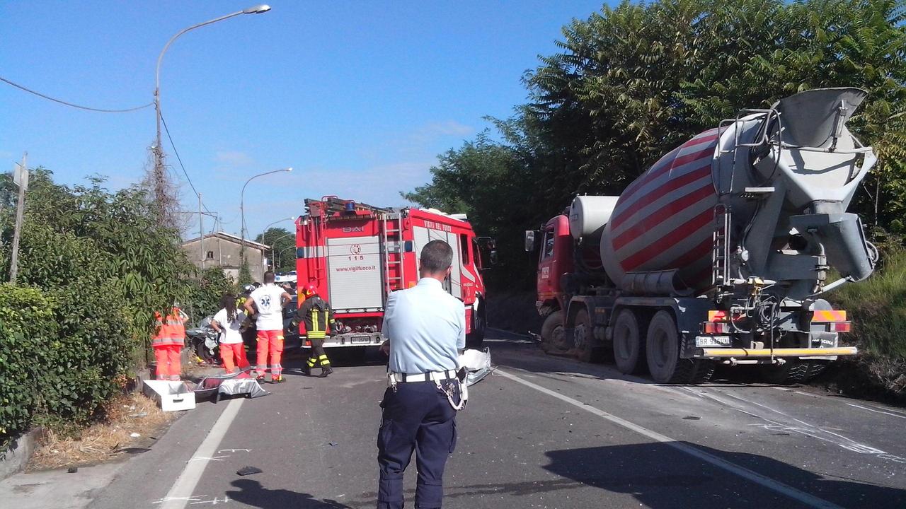 Soccorritori e polizia municipale sul luogo dell'incidente