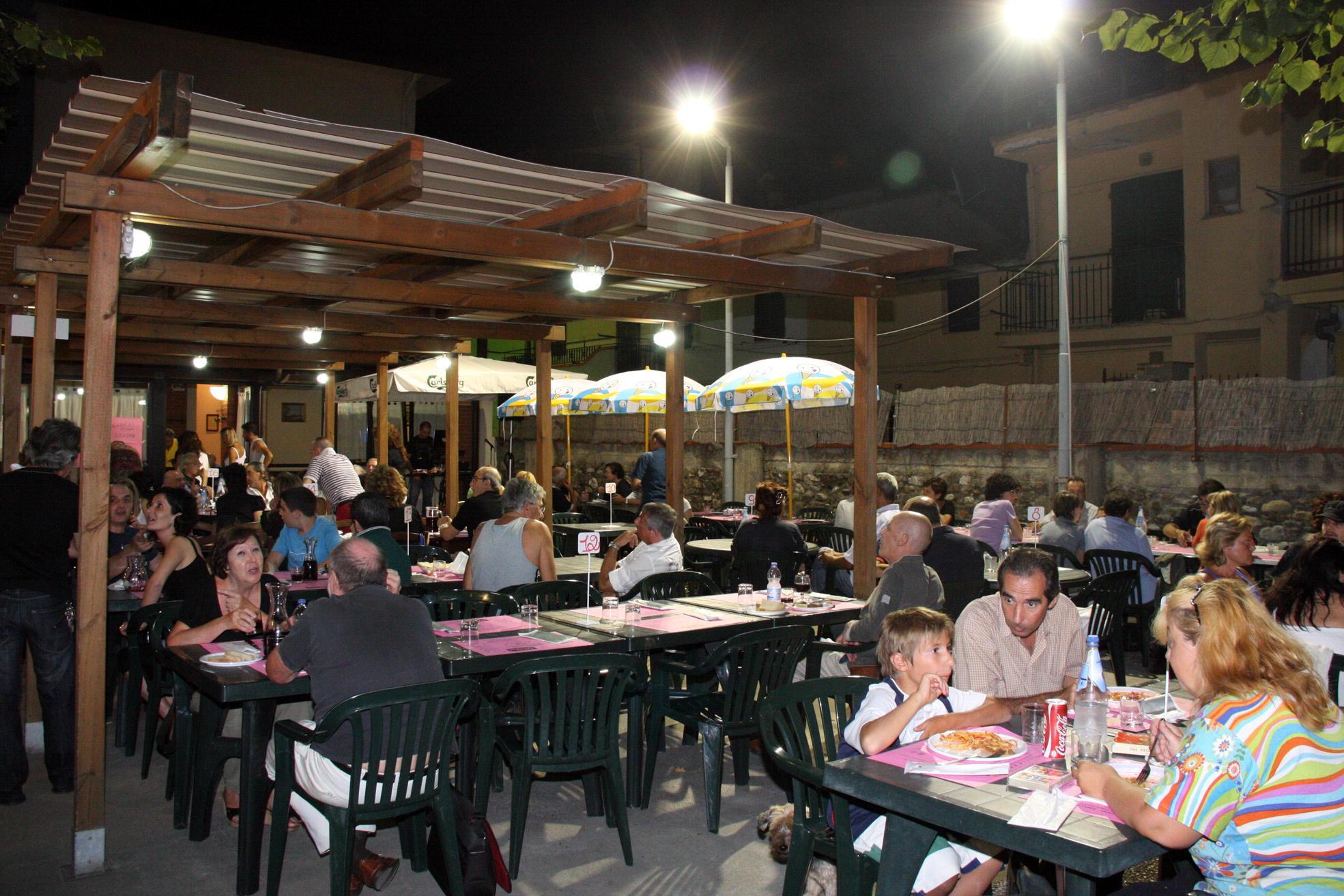 A cena alla Festa del volontariato di Cafaggio
