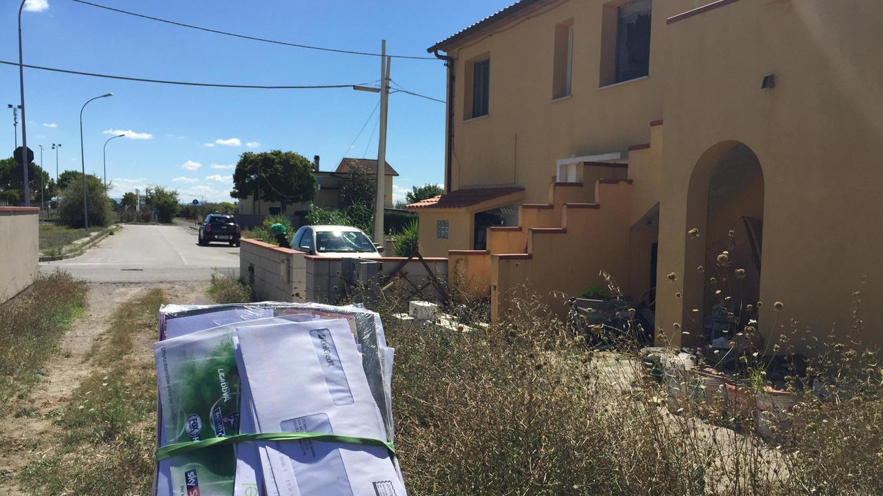 Le lettere e le bollette trovate in un giardino alle Melorie