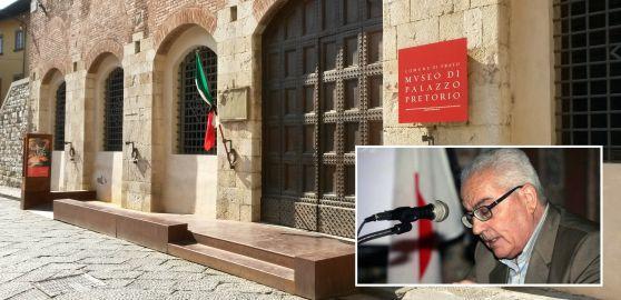 La bandiera su Plazzo Pretorio listata a lutto e nel riquadro Kaled al Asaad