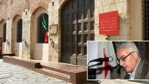 La bandiera su Plazzo Pretorio listata a lutto e nel riquadro Kaled al Asaad