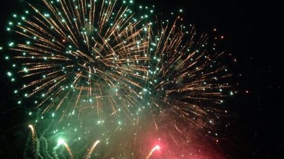 Marina di Pisa festeggia con i fuochi d'artificio. Ma di "mezza estate"