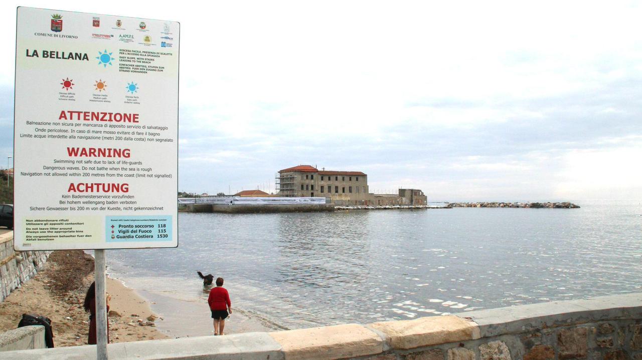 E' scattato il divieto di balneazione nella zona tra il cantiere Azimut Benetti e il moletto Nazario Sauro