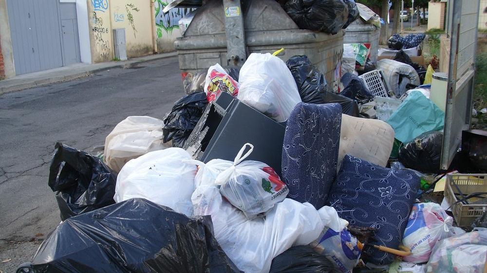 Buste della spazzatura abbandonate in strada