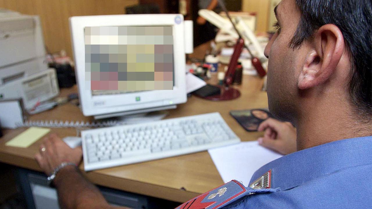 Un carabiniere monitora un sito internet