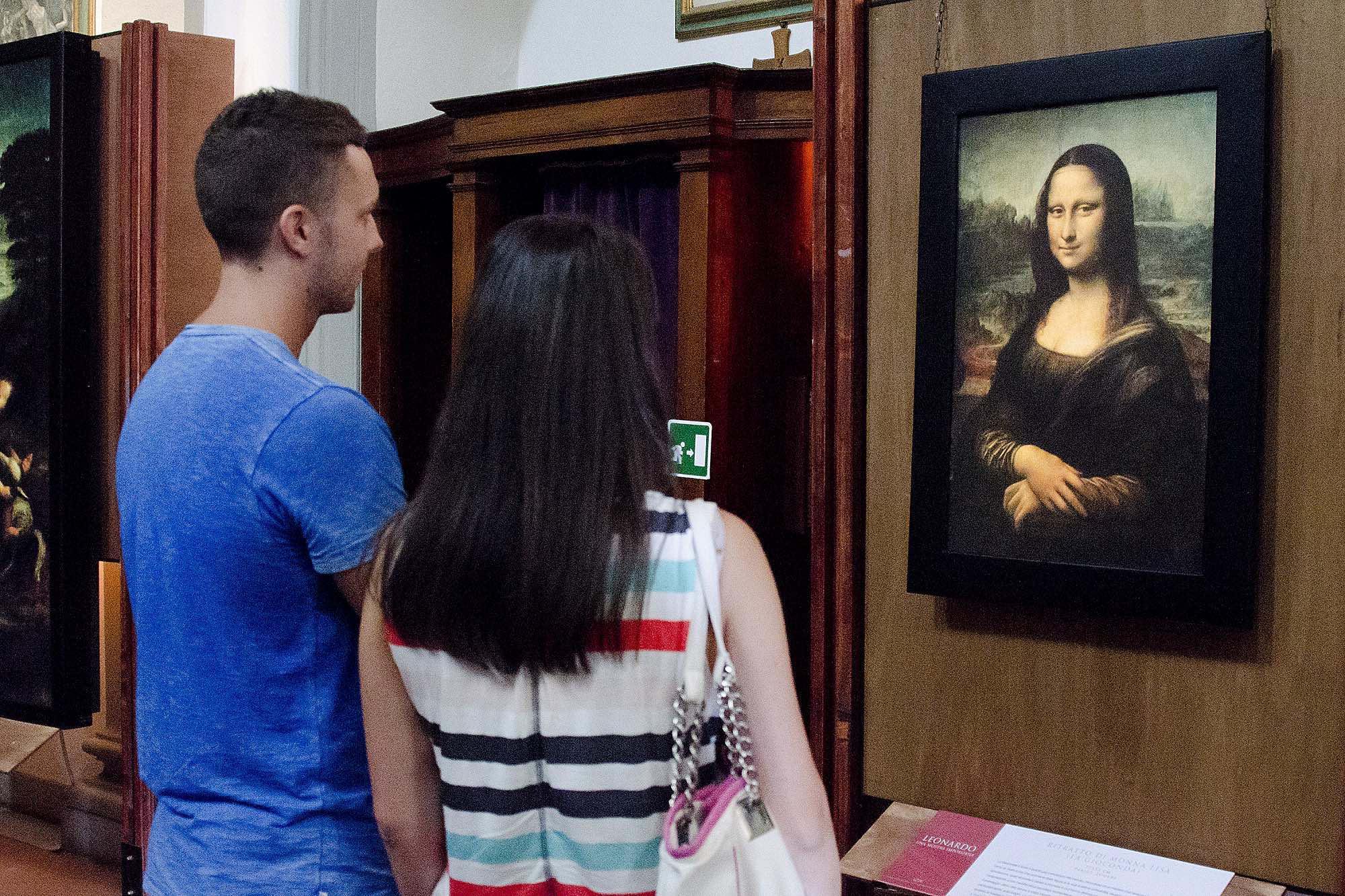 Visitatori guardano la riproduzione in alta definizione della Gioconda di Leonardo (foto Antonio Viscido)