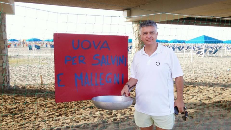 Massimo Mallegni posa davanti al pontile chiuso con la rete