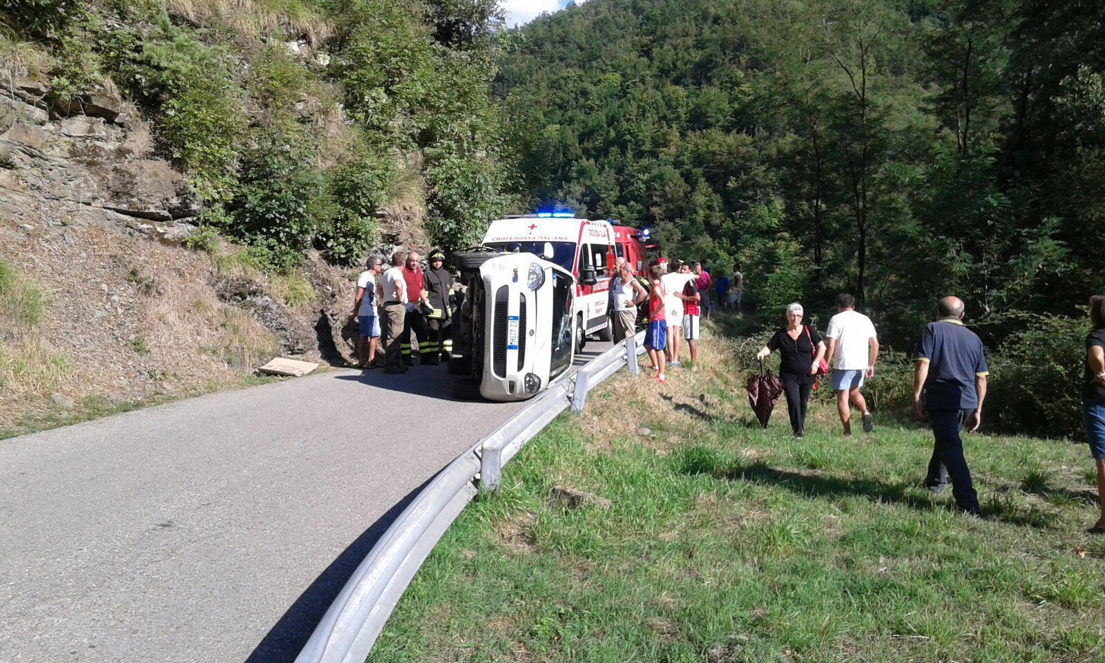 L'auto ribaltata a Cantagallo e l'intervento dell'ambulanza