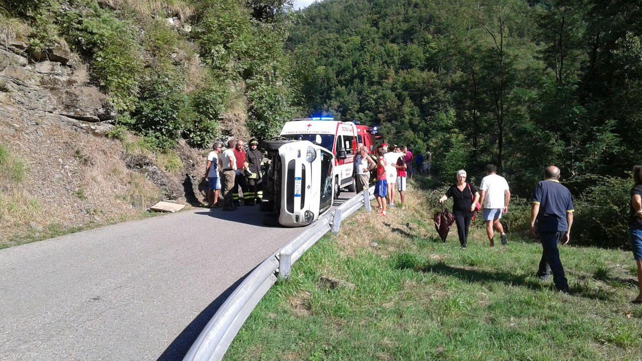 L'auto ribaltata a Cantagallo e l'intervento dell'ambulanza