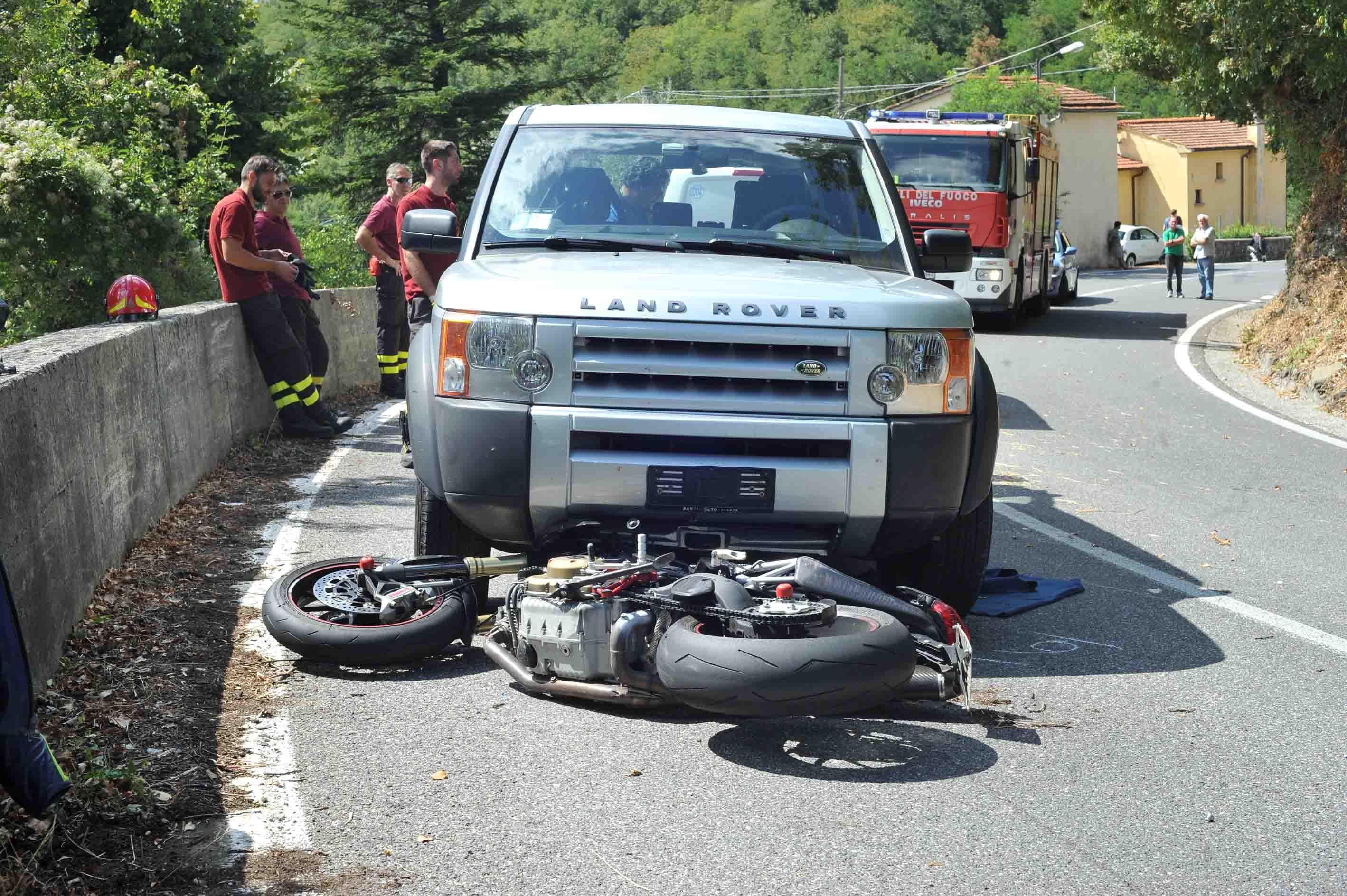 Scivola in curva e si schianta contro un Suv: muore motociclista di 35 anni