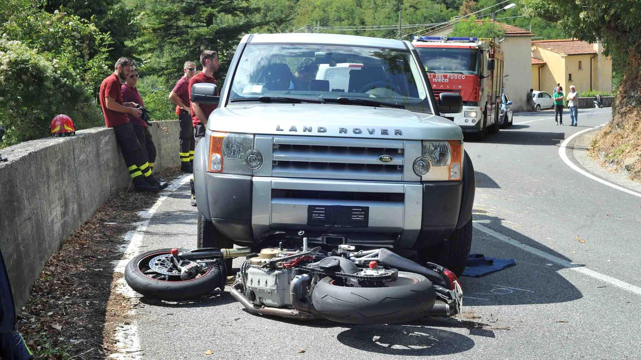 Scivola in curva e si schianta contro un Suv: muore motociclista di 35 anni