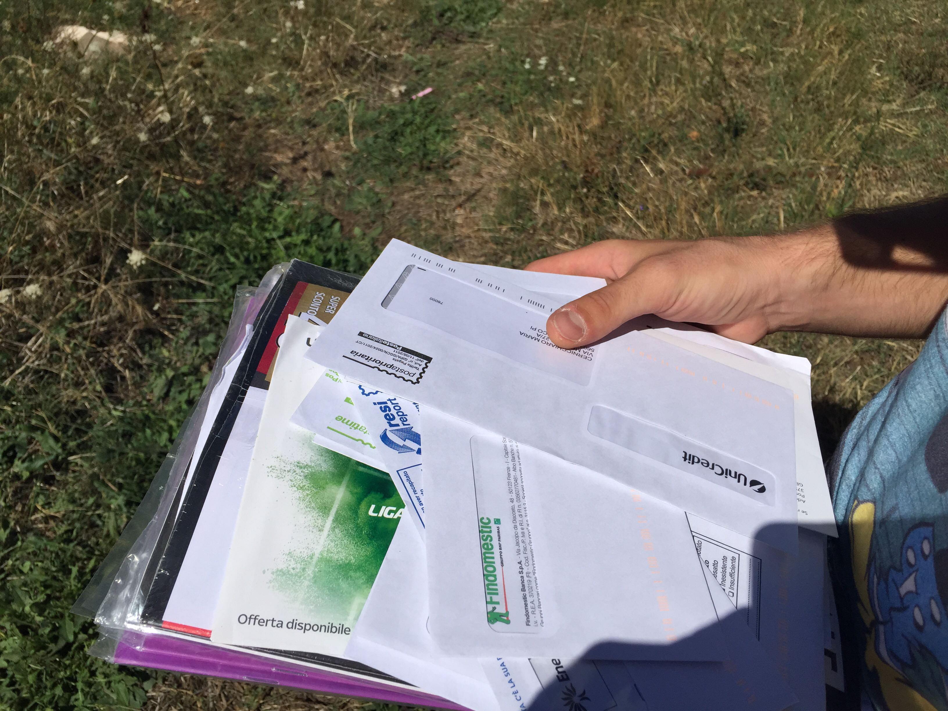 Alcune delle lettere non consegnate e trovate in un giardino alle Melorie