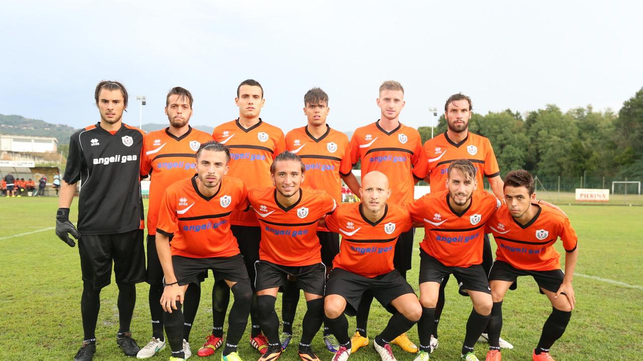 La formazione dle Montecatini Valdinievole nell'amichevole giocata a Larciano (Foto nucci)
