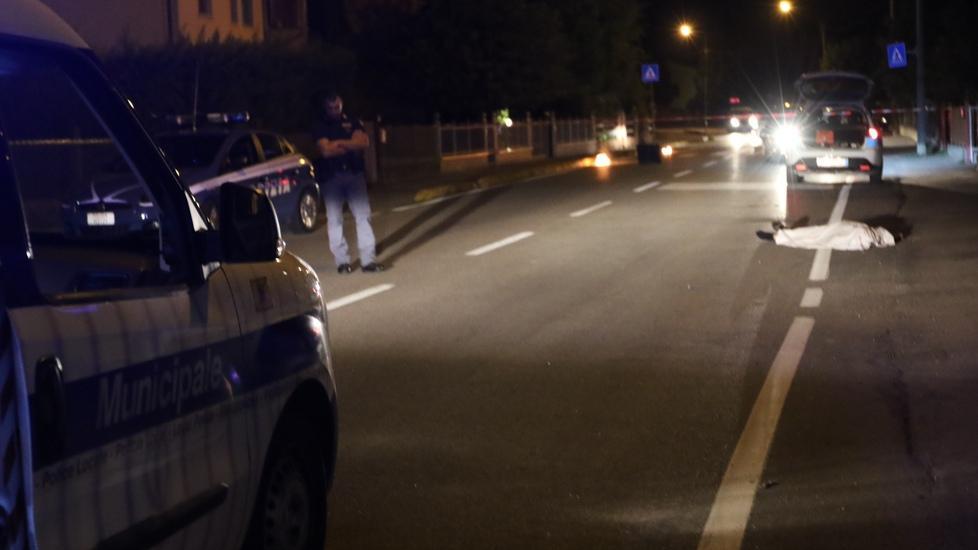 Mirandola, donna muore travolta da auto ai bordi della strada