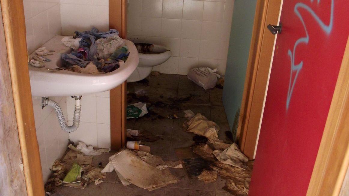 Il terminal nel piazzale Giovanni XXIII a Montenero: il bagno devastato dai vandali
