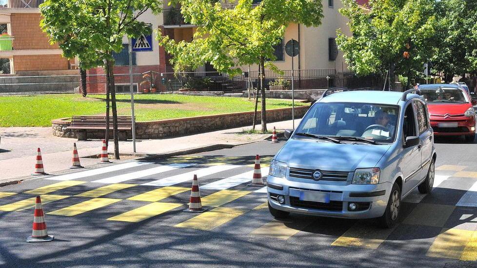 Strisce in terra nel giorno di mercato