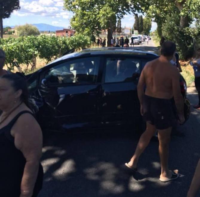 Auto contro l’albero a San Pierino feriti nonni e nipoti