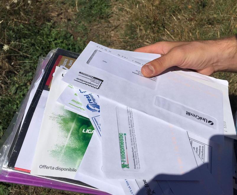 Abbandonate in un giardino decine di lettere e bollette 