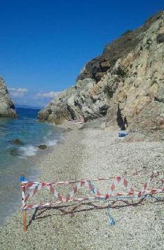 Si stacca un masso, colpito un giovane 