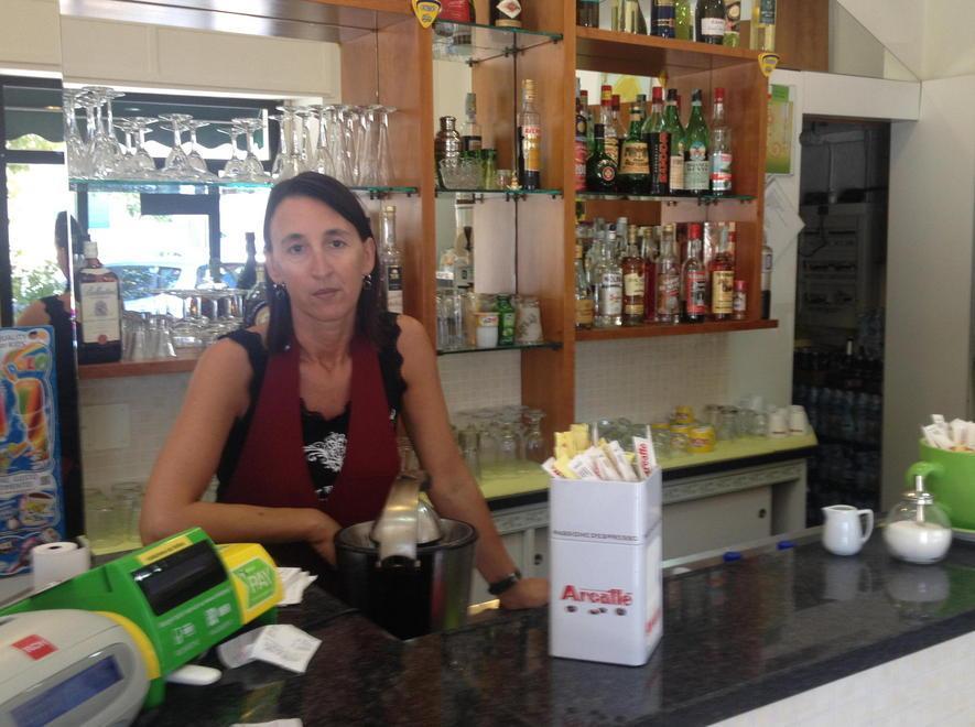 Dal bancone del bar sparisce il borsello con mille euro